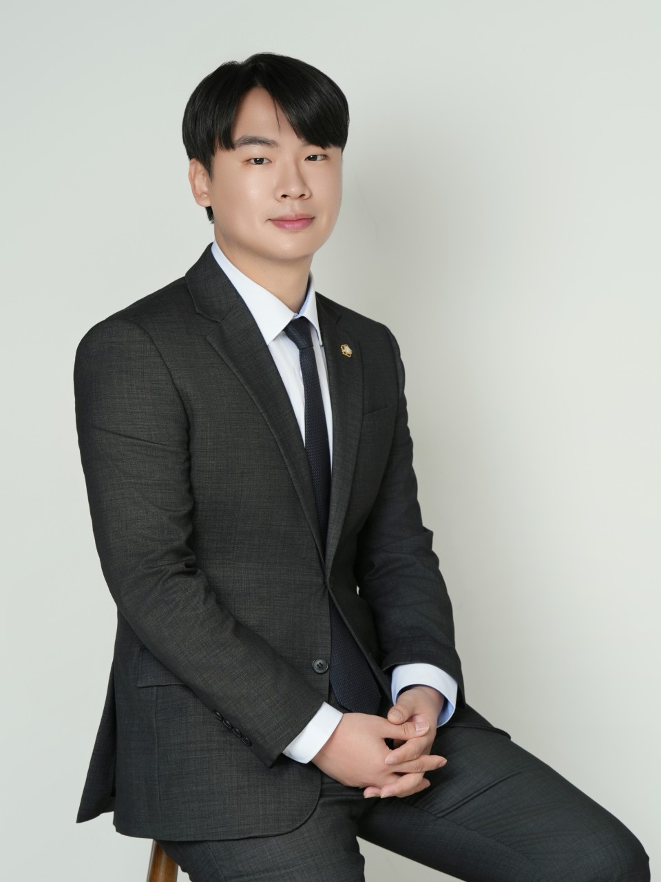 강성수 변호사 흑백 인물사진